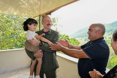 İlham Əliyev Şuşanın Kiçik Qaladərəsi kəndində görülən işlərlə tanış olub və kəndə qayıdan sakinlərlə görüşüb
