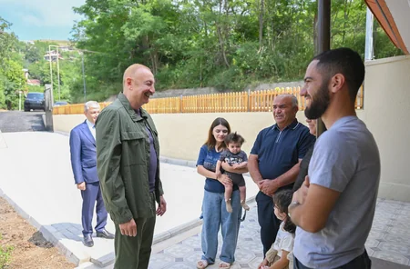 İlham Əliyev Şuşanın Kiçik Qaladərəsi kəndində görülən işlərlə tanış olub və kəndə qayıdan sakinlərlə görüşüb