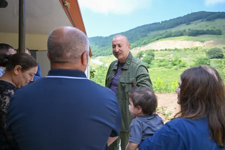 İlham Əliyev Şuşanın Kiçik Qaladərəsi kəndində görülən işlərlə tanış olub və kəndə qayıdan sakinlərlə görüşüb