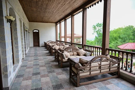 İlham Əliyev Şuşada Yasəmən hotelinin yeni korpusları ilə tanış olub
