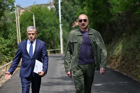 İlham Əliyev Şuşanın Kiçik Qaladərəsi kəndində görülən işlərlə tanış olub və kəndə qayıdan sakinlərlə görüşüb