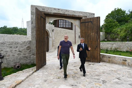 İlham Əliyev Şuşada Yasəmən hotelinin yeni korpusları ilə tanış olub