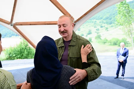 İlham Əliyev Şuşanın Kiçik Qaladərəsi kəndində görülən işlərlə tanış olub və kəndə qayıdan sakinlərlə görüşüb