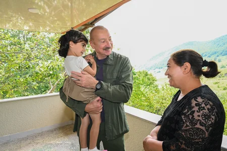 İlham Əliyev Şuşanın Kiçik Qaladərəsi kəndində görülən işlərlə tanış olub və kəndə qayıdan sakinlərlə görüşüb