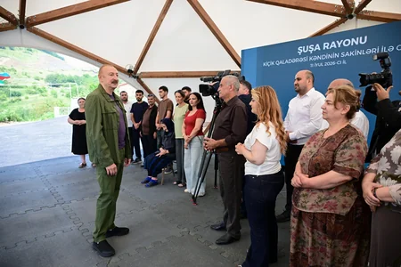 İlham Əliyev Şuşanın Kiçik Qaladərəsi kəndində görülən işlərlə tanış olub və kəndə qayıdan sakinlərlə görüşüb