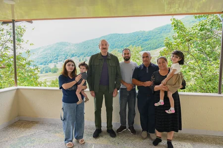 İlham Əliyev Şuşanın Kiçik Qaladərəsi kəndində görülən işlərlə tanış olub və kəndə qayıdan sakinlərlə görüşüb