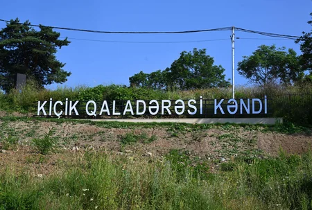 İlham Əliyev Şuşanın Kiçik Qaladərəsi kəndində görülən işlərlə tanış olub və kəndə qayıdan sakinlərlə görüşüb