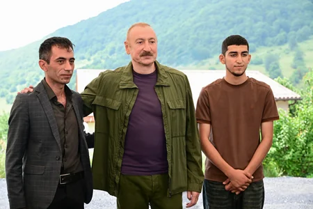 İlham Əliyev Şuşanın Kiçik Qaladərəsi kəndində görülən işlərlə tanış olub və kəndə qayıdan sakinlərlə görüşüb