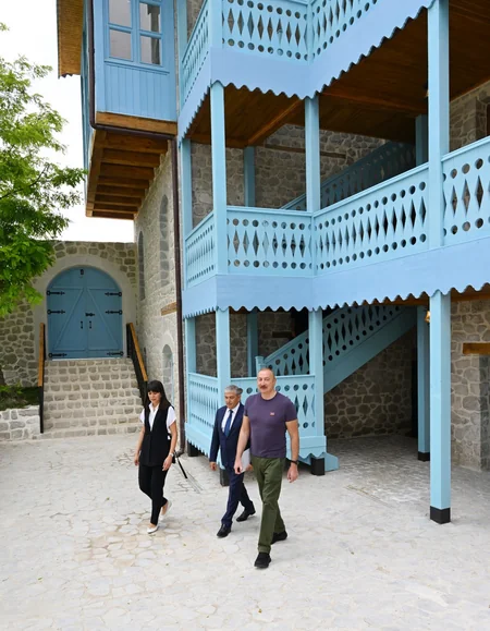 İlham Əliyev Şuşada Sadıqcanın evinin bərpadan sonra açılışında iştirak edib