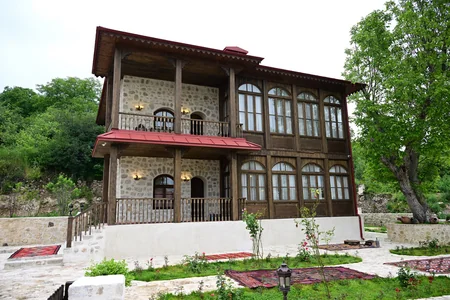 İlham Əliyev Şuşada Yasəmən hotelinin yeni korpusları ilə tanış olub
