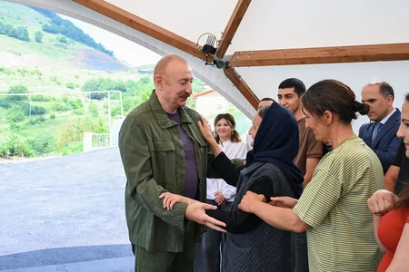 İlham Əliyev Şuşanın Kiçik Qaladərəsi kəndində görülən işlərlə tanış olub və kəndə qayıdan sakinlərlə görüşüb