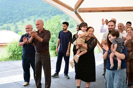 İlham Əliyev Şuşanın Kiçik Qaladərəsi kəndində görülən işlərlə tanış olub və kəndə qayıdan sakinlərlə görüşüb
