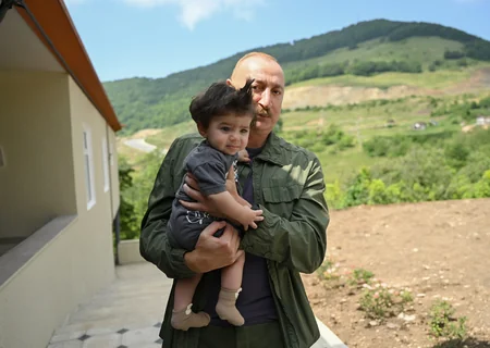 İlham Əliyev Şuşanın Kiçik Qaladərəsi kəndində görülən işlərlə tanış olub və kəndə qayıdan sakinlərlə görüşüb