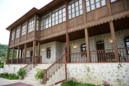 İlham Əliyev Şuşada Yasəmən hotelinin yeni korpusları ilə tanış olub