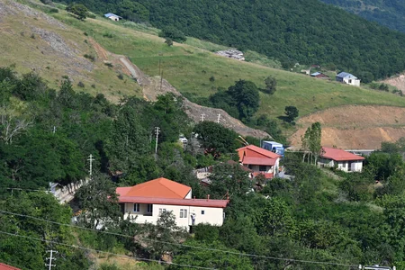 İlham Əliyev Şuşanın Kiçik Qaladərəsi kəndində görülən işlərlə tanış olub və kəndə qayıdan sakinlərlə görüşüb