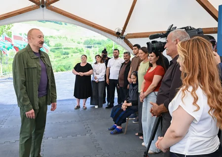 İlham Əliyev Şuşanın Kiçik Qaladərəsi kəndində görülən işlərlə tanış olub və kəndə qayıdan sakinlərlə görüşüb