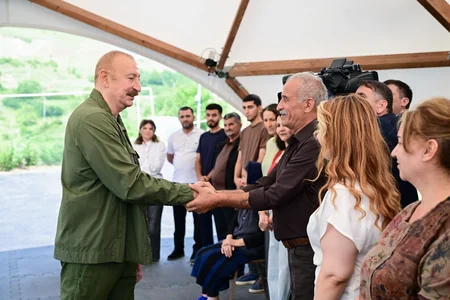İlham Əliyev Şuşanın Kiçik Qaladərəsi kəndində görülən işlərlə tanış olub və kəndə qayıdan sakinlərlə görüşüb