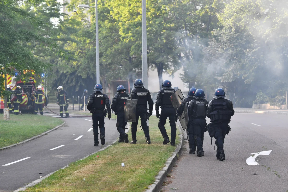 Глава МВД: Во Франции с начала лета задержаны 32 человека по подозрению в поджогах