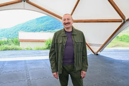 İlham Əliyev Şuşanın Kiçik Qaladərəsi kəndində görülən işlərlə tanış olub və kəndə qayıdan sakinlərlə görüşüb