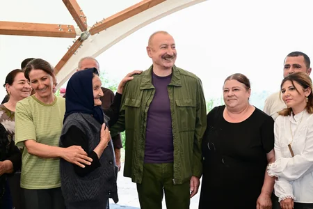 İlham Əliyev Şuşanın Kiçik Qaladərəsi kəndində görülən işlərlə tanış olub və kəndə qayıdan sakinlərlə görüşüb