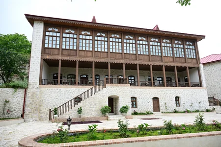 İlham Əliyev Şuşada Yasəmən hotelinin yeni korpusları ilə tanış olub