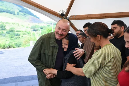İlham Əliyev Şuşanın Kiçik Qaladərəsi kəndində görülən işlərlə tanış olub və kəndə qayıdan sakinlərlə görüşüb