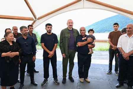 İlham Əliyev Şuşanın Kiçik Qaladərəsi kəndində görülən işlərlə tanış olub və kəndə qayıdan sakinlərlə görüşüb