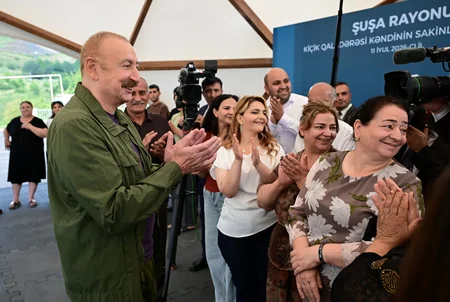 İlham Əliyev Şuşanın Kiçik Qaladərəsi kəndində görülən işlərlə tanış olub və kəndə qayıdan sakinlərlə görüşüb