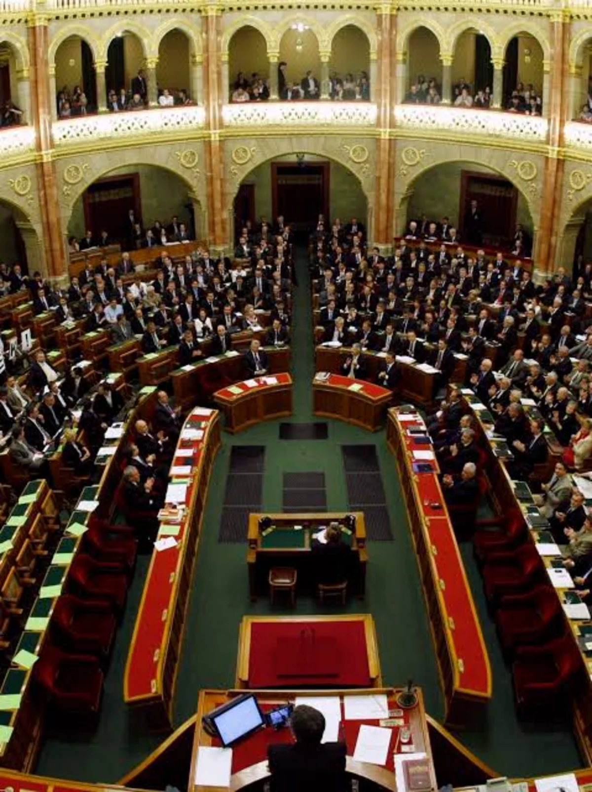 Hungarian parliament backs amendment to remove president
