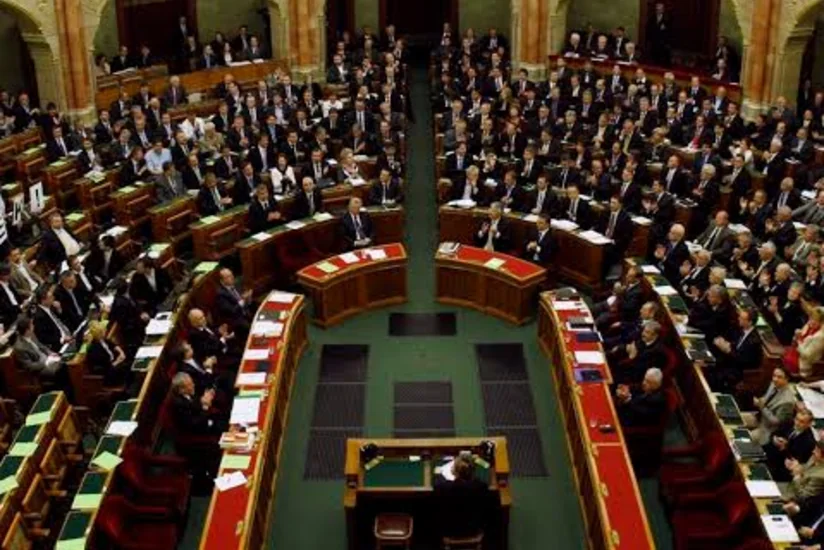Hungarian parliament backs amendment to remove president