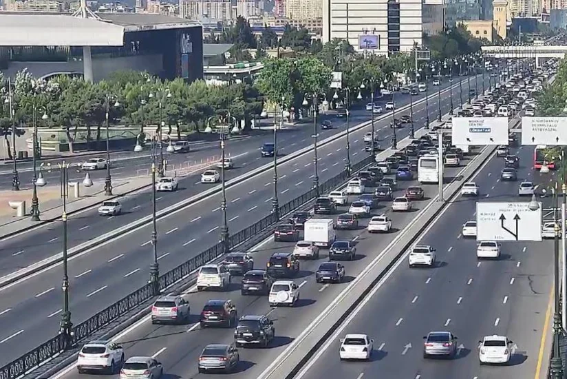 В Баку на некоторых улицах и проспектах затруднено движение транспорта