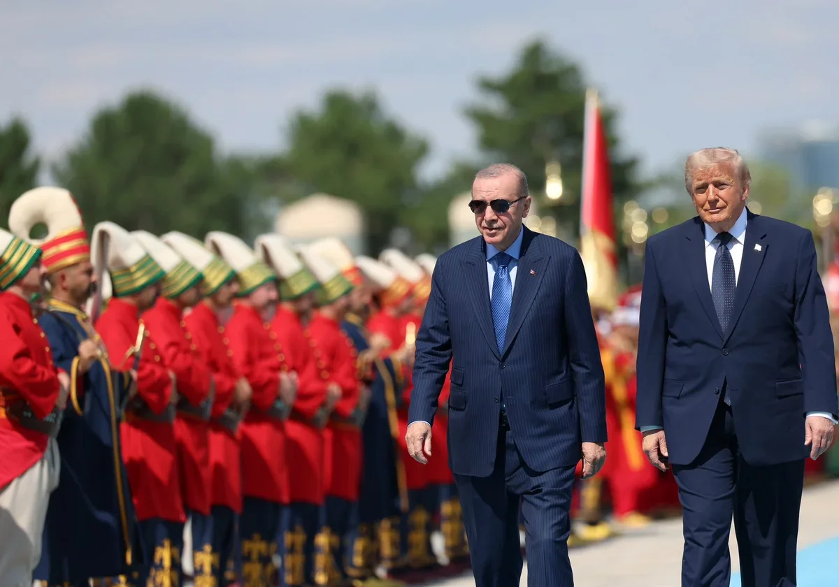 Media: Ərdoğan NATO sammitində Trampa xüsusi qızılı revolver hədiyyə edib