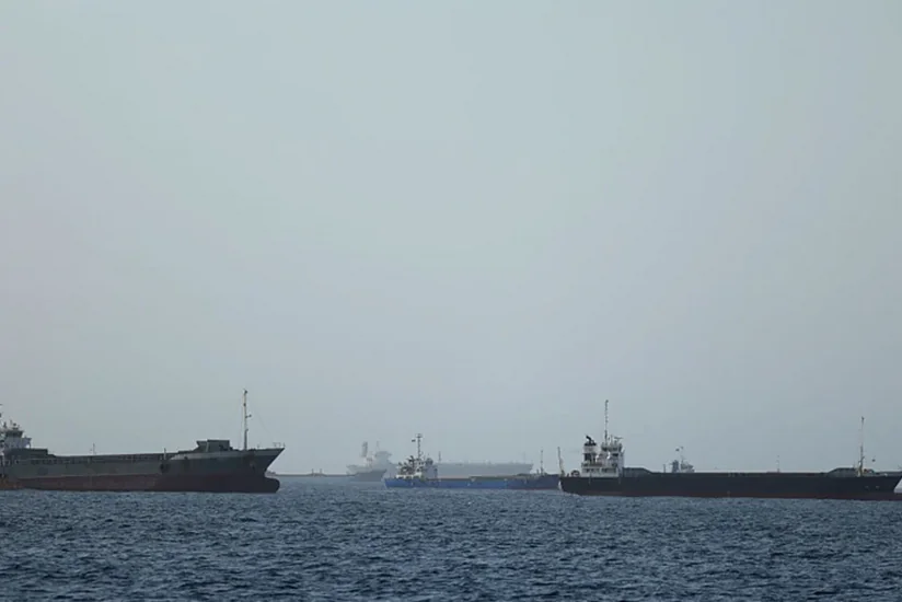Tasnim: Hörmüz boğazında bir neçə gəmi atəşə tutulub