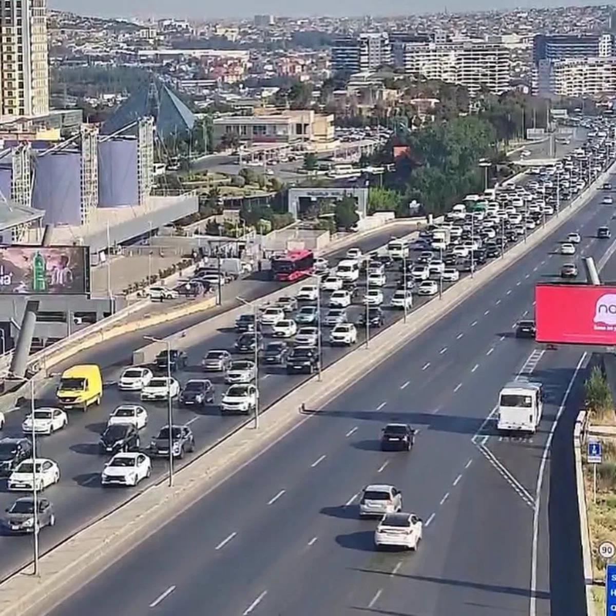 Bakının bir sıra yollarında tıxac yaranıb