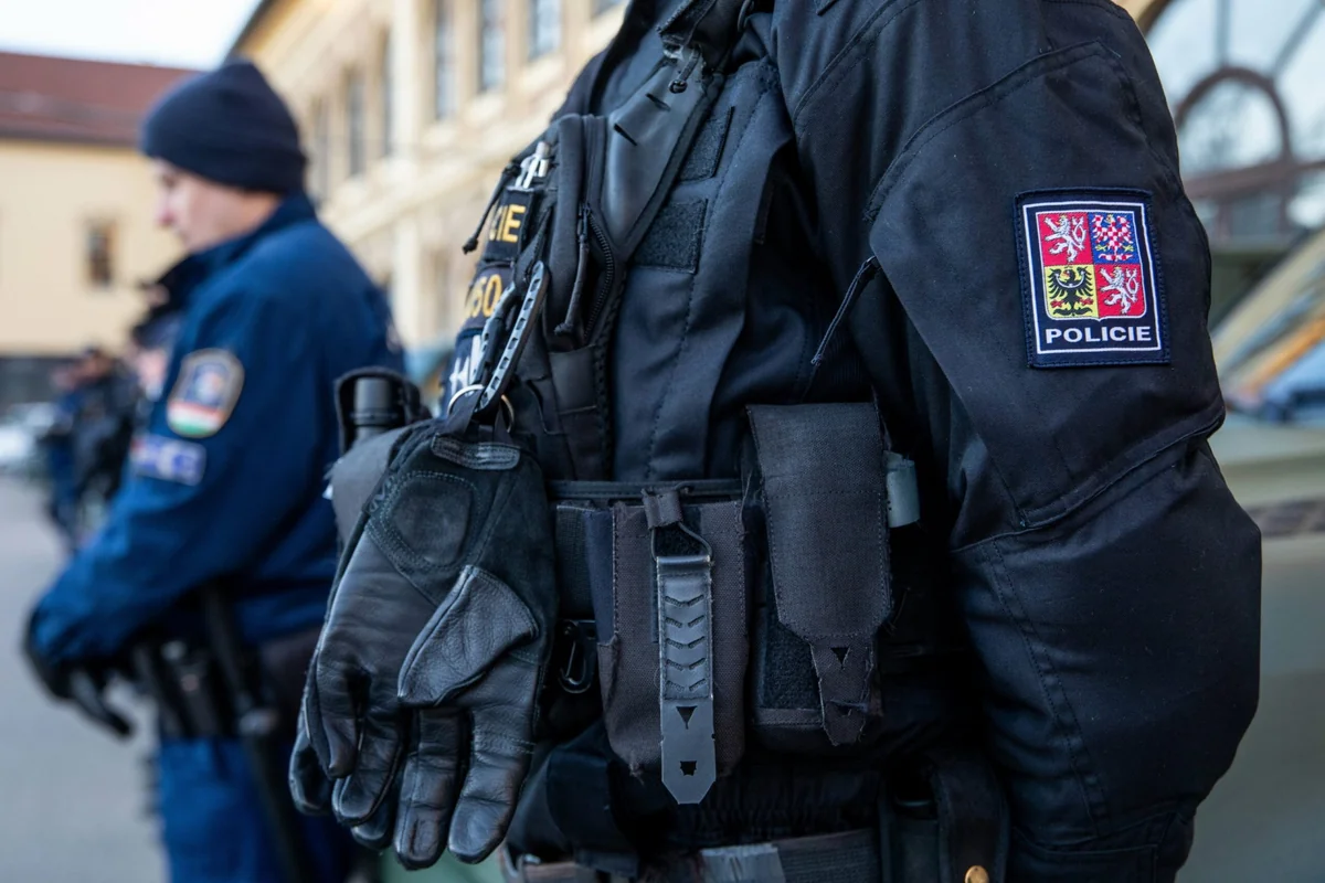Полиция Праги объявила об эвакуации из здания ж/д вокзала из-за угроз минирования