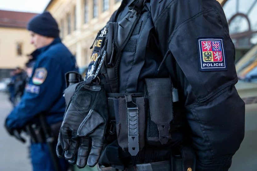 Полиция Праги объявила об эвакуации из здания ж/д вокзала из-за угроз минирования