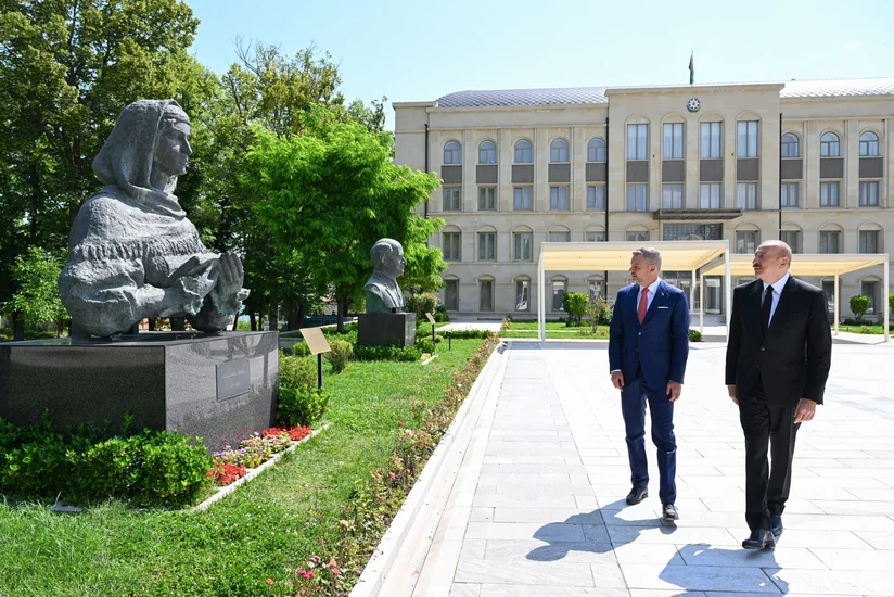 İlham Əliyev və Peter Pelleqrini Şuşada Azərbaycanın tanınmış şəxsiyyətlərinin işğal dövründə güllələnmiş büstlərinə baxıblar