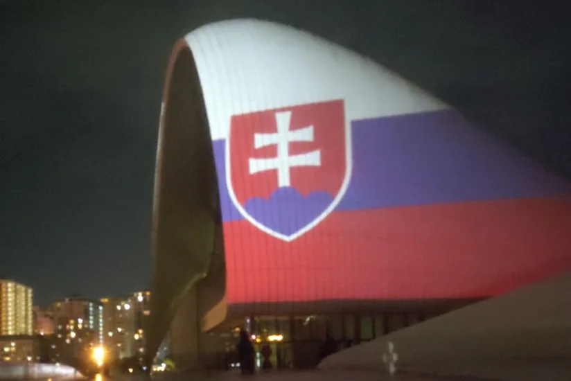 Heydər Əliyev Mərkəzi Slovakiya bayrağının rəngləri ilə işıqlandırılıb