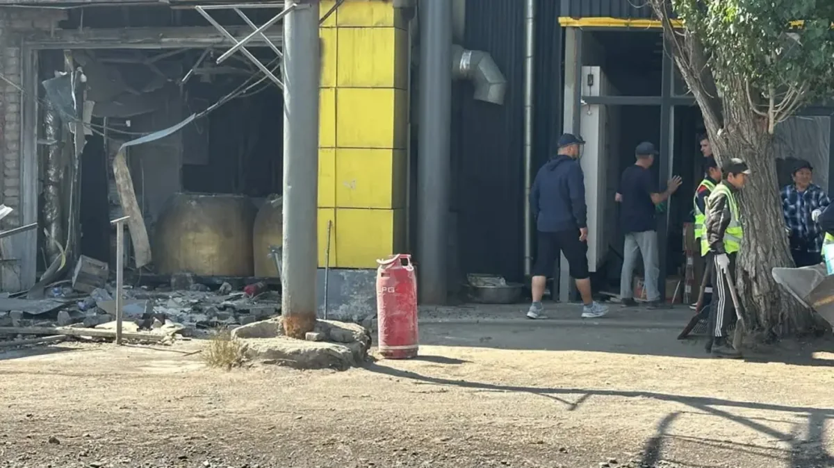 В Астане три человека пострадали при взрыве газового баллона в тандырной