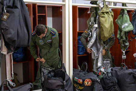 Azerbaijani pilots conduct complex combat maneuver tasks