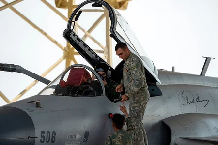 Azerbaijani pilots conduct complex combat maneuver tasks