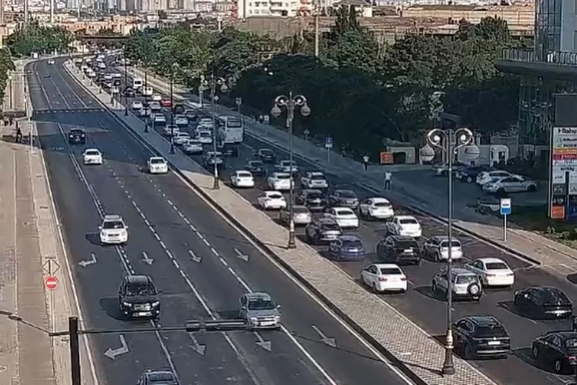 В Баку на ряде улиц наблюдается плотный транспортный поток