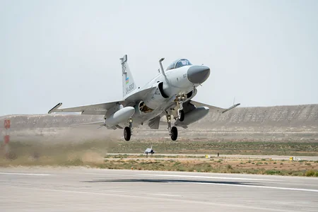 Azerbaijani pilots conduct complex combat maneuver tasks
