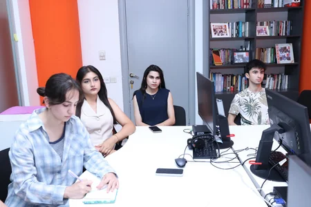 Təhsil eksperti Far.Az Media Məktəbində: İxtisaslaşmaq şəxsi brendin ilkin təməlidir