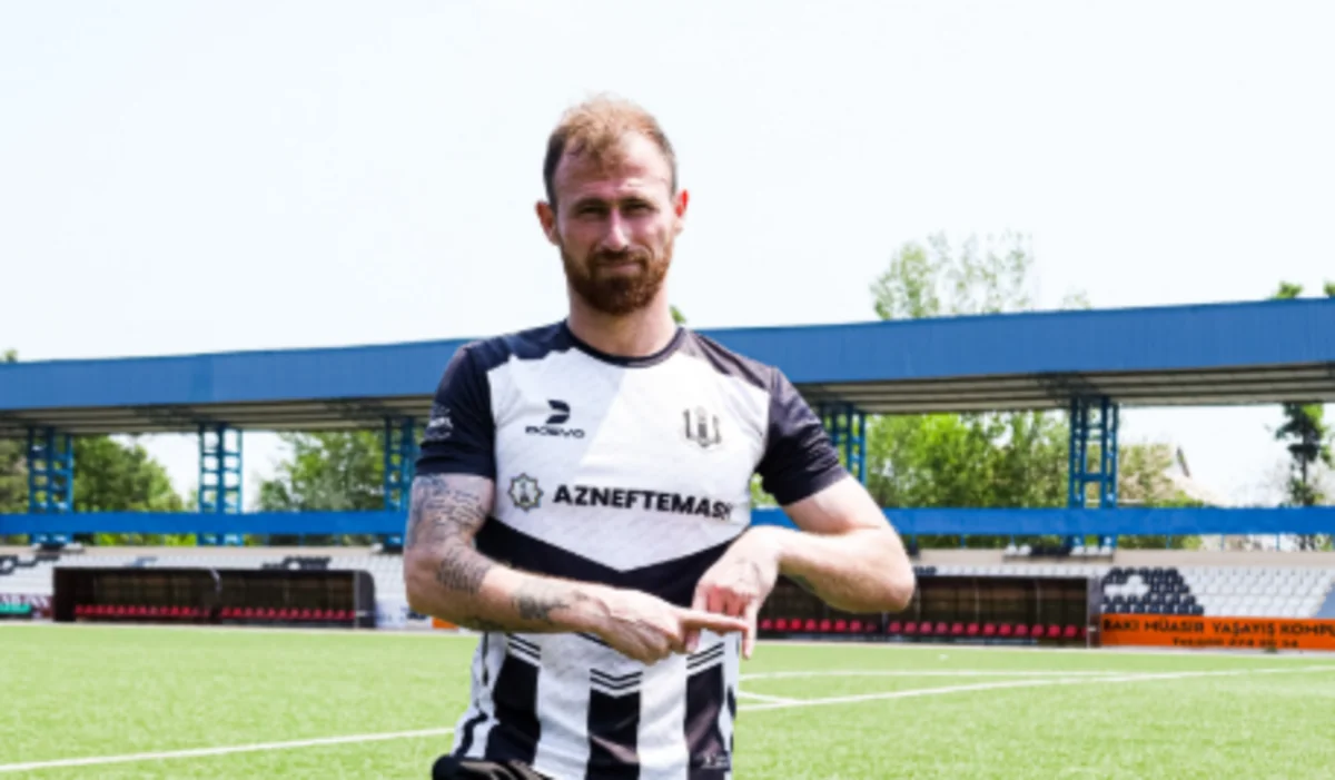 Karvan-Yevlax sabiq futbolçusu Ruslan Voronsovu heyətinə qatıb