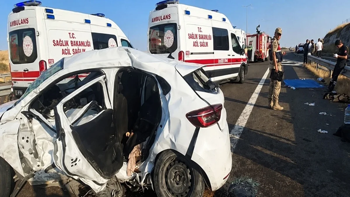 Türkiyədə minik avtomobili yük maşını ilə toqquşub, ölən və yaralananlar var