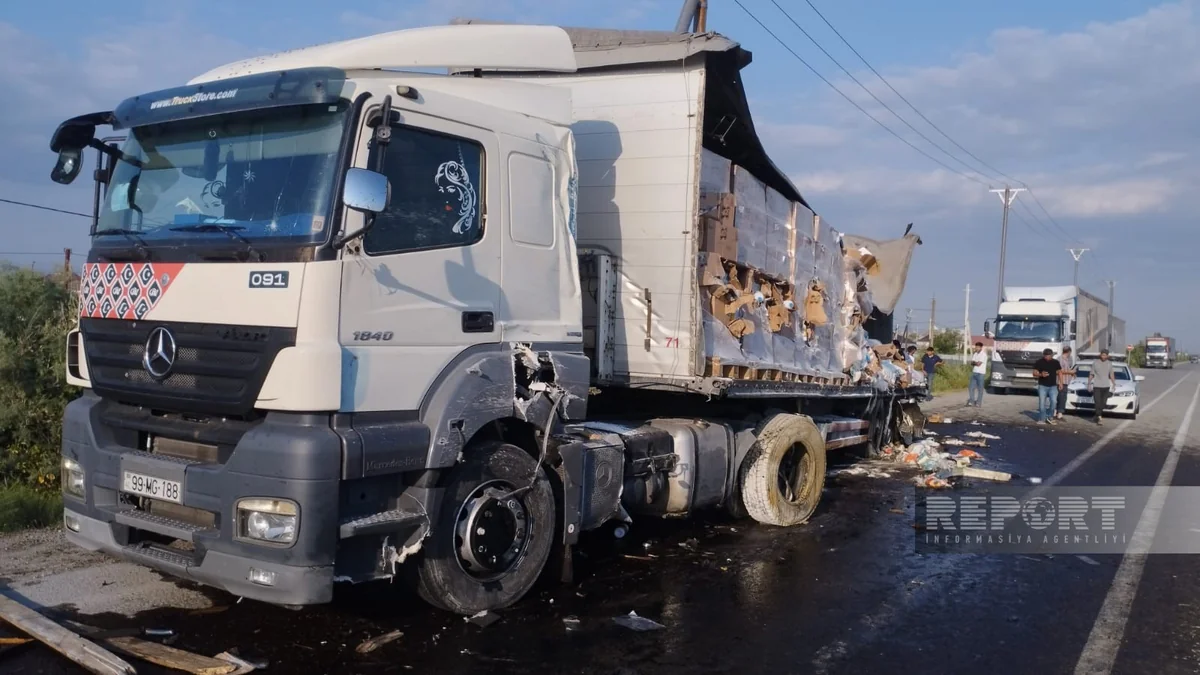 Kürdəmirdə iki yük maşını toqquşub, yüklər yola dağılıb