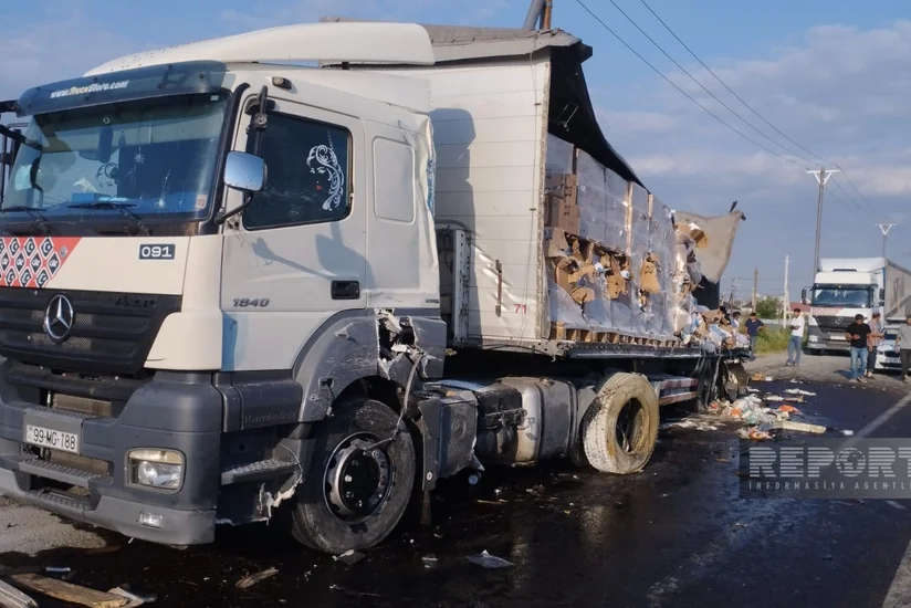 Kürdəmirdə iki yük maşını toqquşub, yüklər yola dağılıb