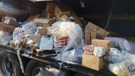 Kürdəmirdə iki yük maşını toqquşub, yüklər yola dağılıb