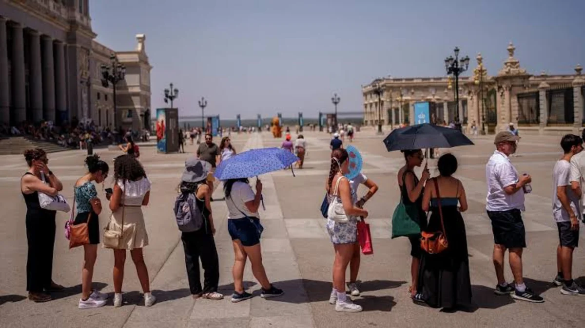 Spain taps winter gas reserves in summer for first time